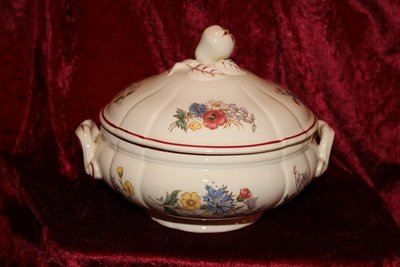 Sarreguemines earthenware dinner service with rustic decor and large bouquet, early 20th century