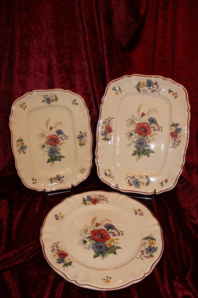 Sarreguemines earthenware dinner service with rustic decor and large bouquet, early 20th century