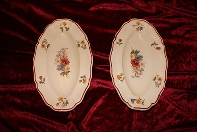 Sarreguemines earthenware dinner service with rustic decor and large bouquet, early 20th century