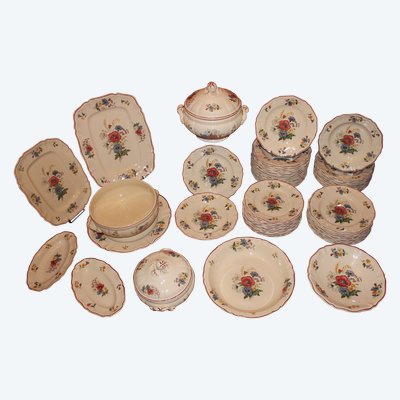 Sarreguemines earthenware dinner service with rustic decor and large bouquet, early 20th century
