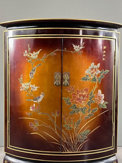 Meuble d’angle laqué, décor floral et oiseaux – Asie, XXe siècle