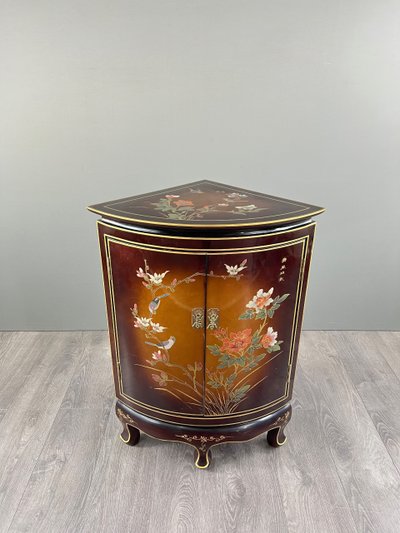 Meuble d’angle laqué, décor floral et oiseaux – Asie, XXe siècle