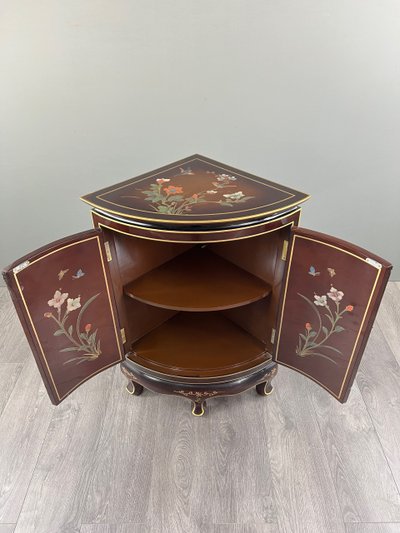 Meuble d’angle laqué, décor floral et oiseaux – Asie, XXe siècle