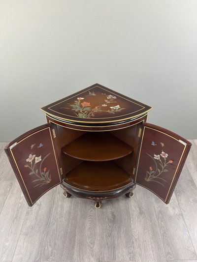 Meuble d’angle laqué, décor floral et oiseaux – Asie, XXe siècle