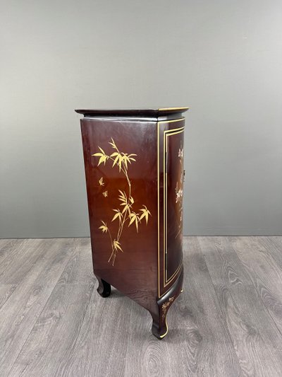 Meuble d’angle laqué, décor floral et oiseaux – Asie, XXe siècle