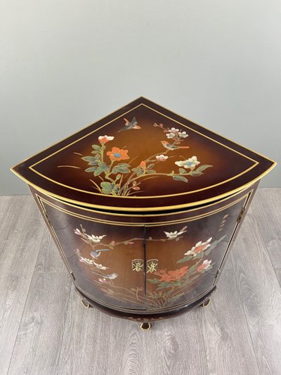 Meuble d’angle laqué, décor floral et oiseaux – Asie, XXe siècle