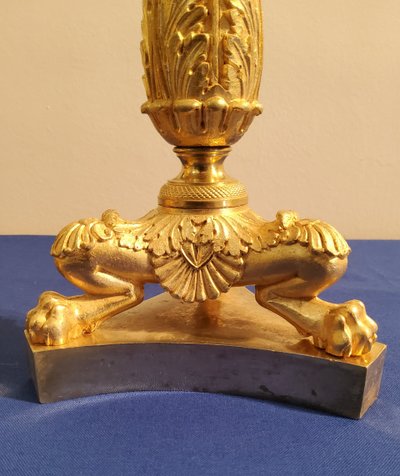 Coppia di candelabri del XIX secolo in bronzo cesellato e dorato, decorati con zampe di leone.
