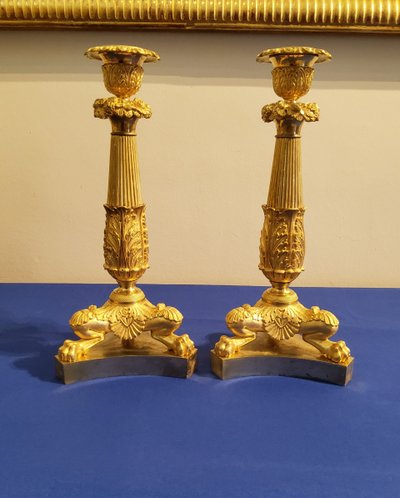 Coppia di candelabri del XIX secolo in bronzo cesellato e dorato, decorati con zampe di leone.
