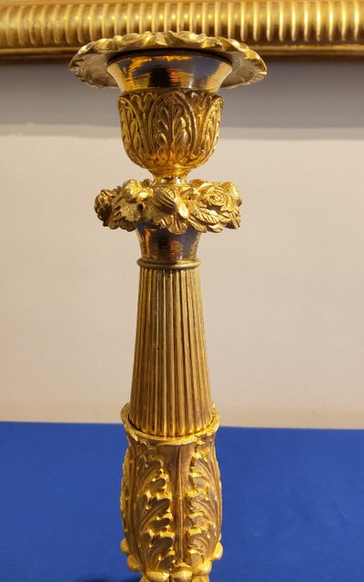 Coppia di candelabri del XIX secolo in bronzo cesellato e dorato, decorati con zampe di leone.