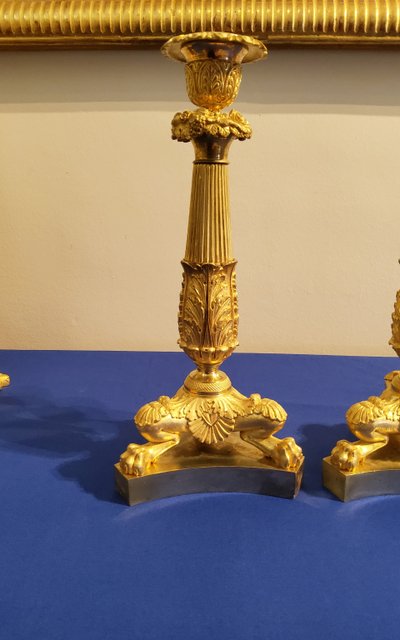 Coppia di candelabri del XIX secolo in bronzo cesellato e dorato, decorati con zampe di leone.