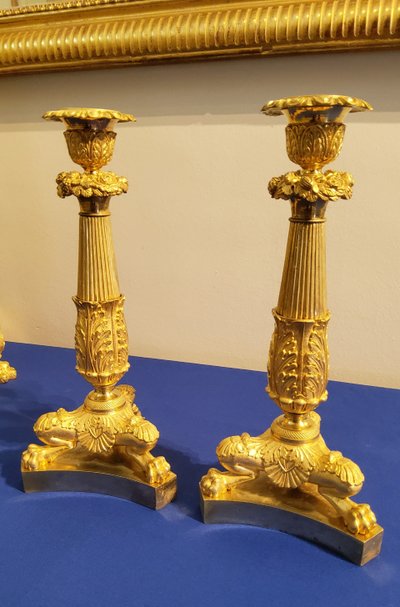 Coppia di candelabri del XIX secolo in bronzo cesellato e dorato, decorati con zampe di leone.