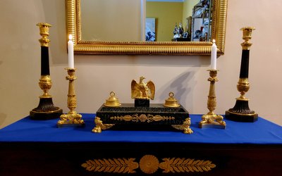 Coppia di candelabri del XIX secolo in bronzo cesellato e dorato, decorati con zampe di leone.