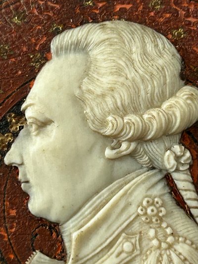 Miniatura di profilo maschile scolpita in avorio, XVIII secolo 