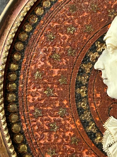 Miniatura di profilo maschile scolpita in avorio, XVIII secolo 