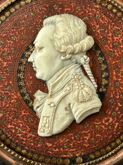 Miniatura di profilo maschile scolpita in avorio, XVIII secolo 
