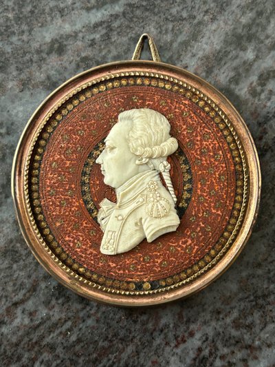 Miniatura di profilo maschile scolpita in avorio, XVIII secolo 