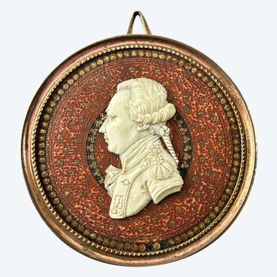 Miniatura di profilo maschile scolpita in avorio, XVIII secolo 