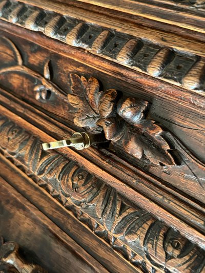 Écritoire datant du 19e siècle joliment sculpté 