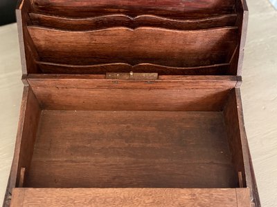 Écritoire datant du 19e siècle joliment sculpté 