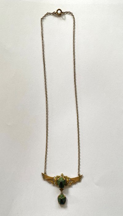 Collana in stile Art Nouveau. Scarabei e metallo dorato. Egittomania. 