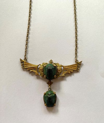 Collana in stile Art Nouveau. Scarabei e metallo dorato. Egittomania. 