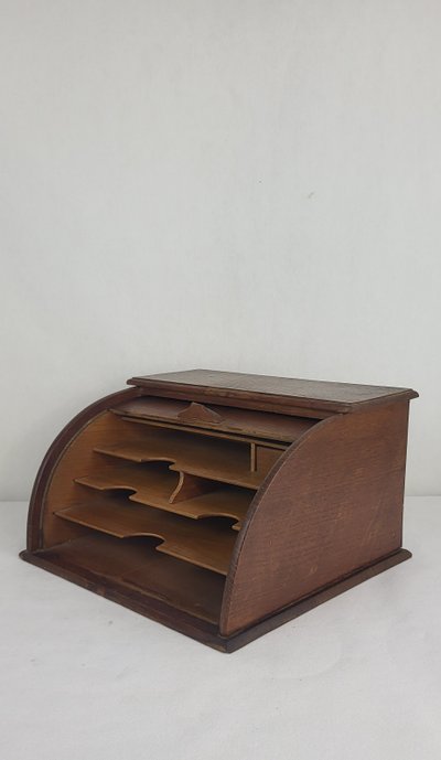 Mobiletto per ufficio con tenda del XIX secolo