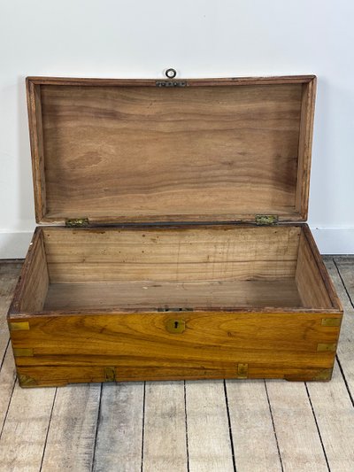 Baule coloniale in legno di canfora marina del XIX secolo