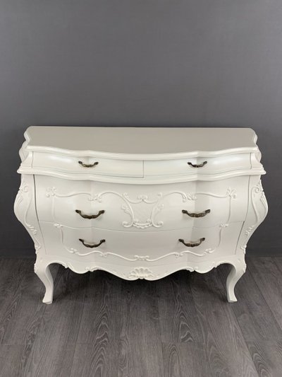 Ensemble de chambre de style Louis XV – Commode et deux chevets – XXe siècle