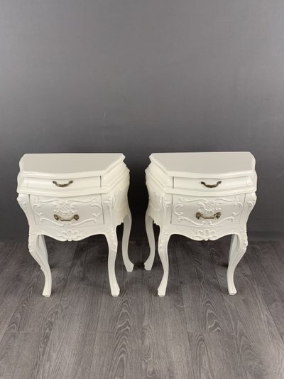 Ensemble de chambre de style Louis XV – Commode et deux chevets – XXe siècle
