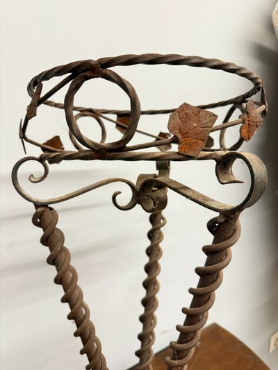 Porta vaso in ferro battuto Liberty, primi '900, 61x29 cm