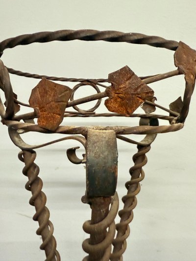 Porta vaso in ferro battuto Liberty, primi '900, 61x29 cm