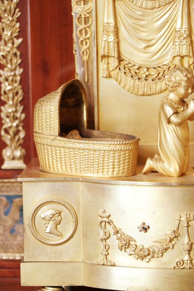 Restoration clock to the birth of the Duke of Bordeaux, in gilded bronze
