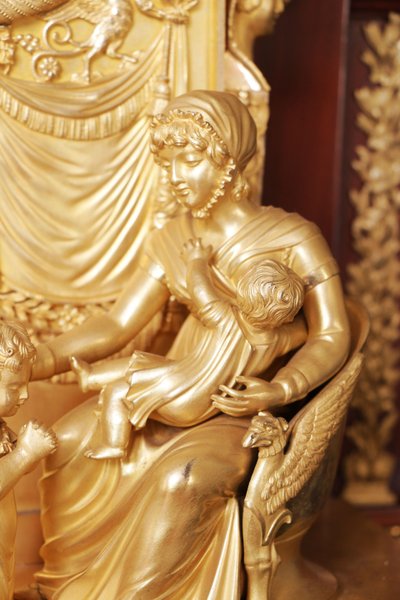 Restoration clock to the birth of the Duke of Bordeaux, in gilded bronze