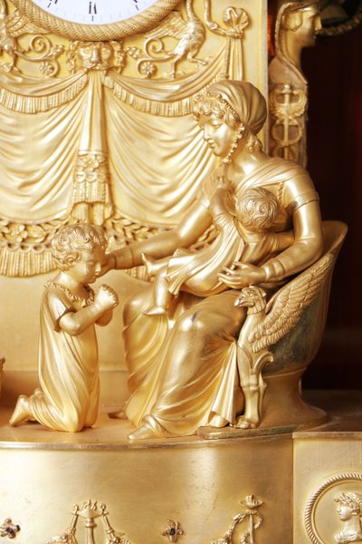Restoration clock to the birth of the Duke of Bordeaux, in gilded bronze