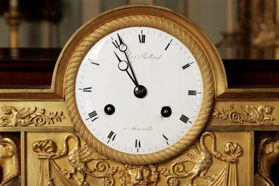 Restoration clock to the birth of the Duke of Bordeaux, in gilded bronze