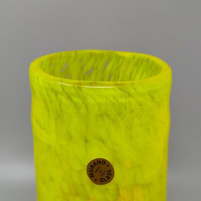 Vaso di lusso giallo anni '70, realizzato a mano in vetro di Murano dal Maestro del Vetro. Prodotto in Italia.