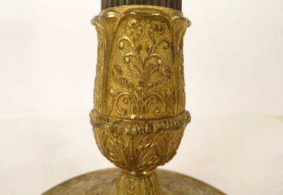 Coppia di candelieri di restauro in bronzo, flambeaux con corna e fiori in abbondanza, XIX secolo
