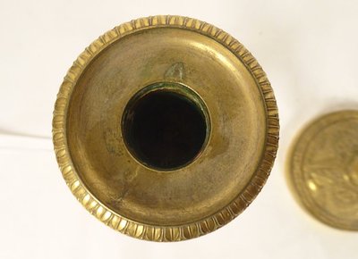 Coppia di candelieri di restauro in bronzo, flambeaux con corna e fiori in abbondanza, XIX secolo