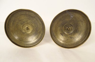 Coppia di candelieri di restauro in bronzo, flambeaux con corna e fiori in abbondanza, XIX secolo