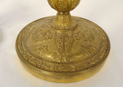 Coppia di candelieri di restauro in bronzo, flambeaux con corna e fiori in abbondanza, XIX secolo