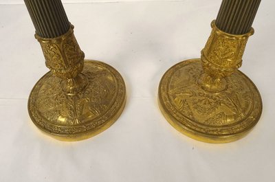 Coppia di candelieri di restauro in bronzo, flambeaux con corna e fiori in abbondanza, XIX secolo