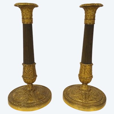 Coppia di candelieri di restauro in bronzo, flambeaux con corna e fiori in abbondanza, XIX secolo
