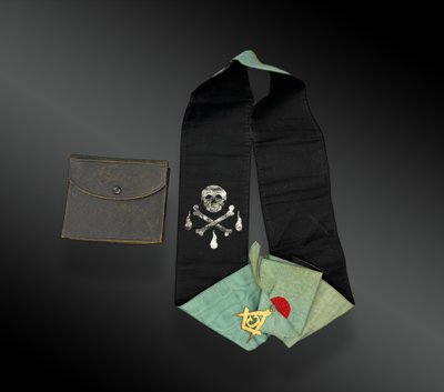 Freemason cord or belt, double-sided, embroidered decoration with its pouch. France, early 20th century