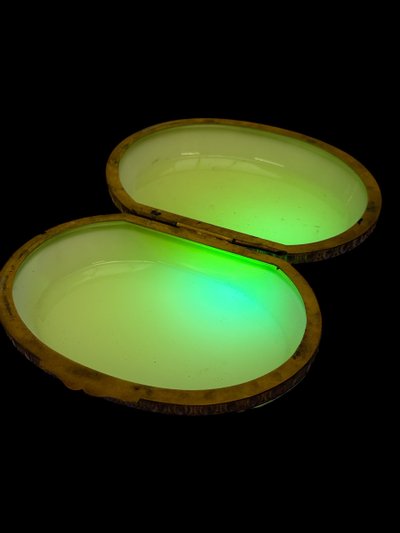 Oval box in uraline opaline