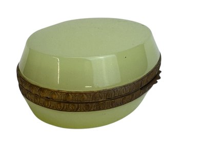 Oval box in uraline opaline