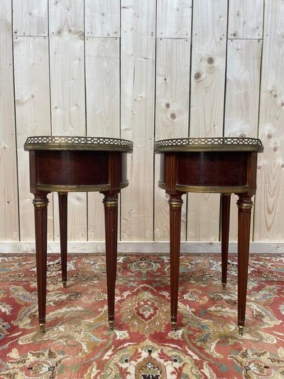 Paire de tables de chevets Louis XVI pieds toupies 