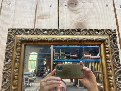 Small mirror between two in gilded wood