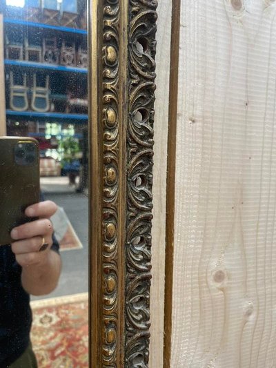 Small mirror between two in gilded wood