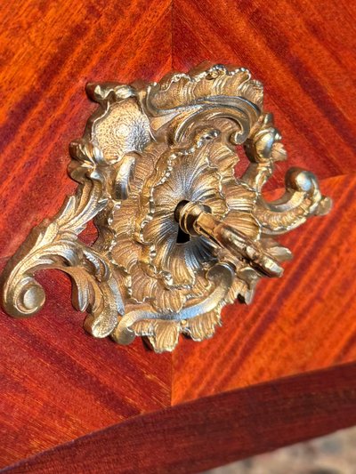 Grande scrivania in mogano in stile Luigi XV, XIX secolo 