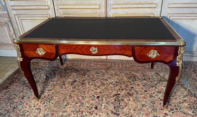 Grande scrivania in mogano in stile Luigi XV, XIX secolo 